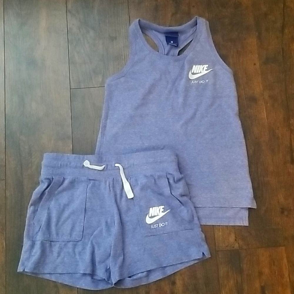 Nike athletic outfit size Medium Girls